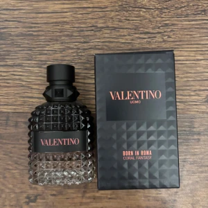 Valentino Uomo Coral Fantasy 50ml - (Cirka 40ml kvar, pris EJ hugget i sten) Valentino Uomo Born In Roma Coral Fantasy är en lyxig herrparfym i en cool, mörk glasflaska med nitar och svart kork. Flaskan har en unik, kantig design och etikett i svart med korallfärgad text. Kommer i matchande svart kartong med samma mönster och detaljer. 