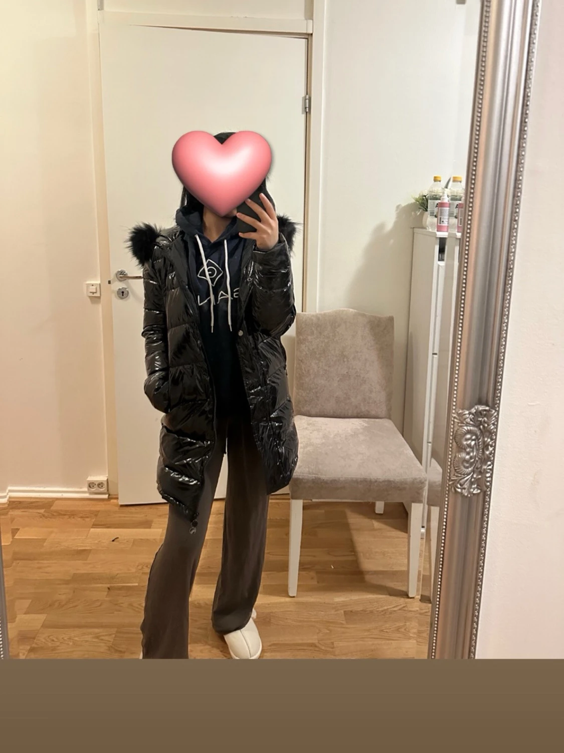 Svart glansig jacka med pälshuva - 1