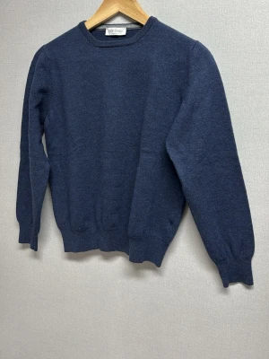 Mörkblå stickad tröja Gran Sasso - Klassisk mörkblå stickad tröja från Gran Sasso. Tröjan har rund halsringning, långa ärmar och ribbade muddar vid ärmslut och nederkant. Tillverkad i Italien och har en stilren, enkel design som passar till det mesta. Denna tröja är i 100% Lana Verqine Virgin Wool. Hör av dig vid minsta fundering!🤩
