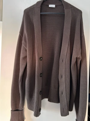 Brun stickad kofta från John Hnerix - Brun stickad overshirt. Ny pris 1200. 