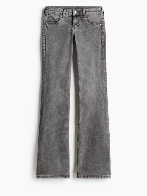 Grå bootcut jeans med fem fickor - Snygga grå bootcut jeans med låg midja. Jeansen är helt oanvända och slutsåld från H&Ms hemsida. Den är i storlek 38.