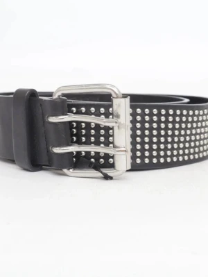 Svart nitar skärp med dubbla spännen - Säljer då jag såg att de är för litet för mig, väldigt snyggt annars.  svart skärp med dubbla metallspännen och tätt med silverfärgade nitar längs hela bandet. 
