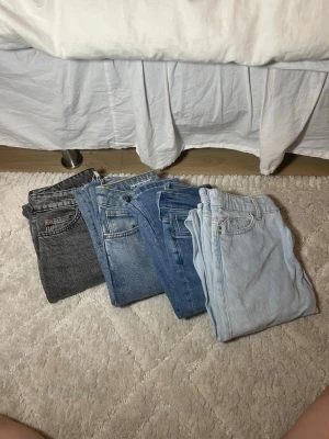 Fyra par jeans  - Fyra par jeans 👖 Säljer fyra par jeans i bra skick. – Ljusgrå jeans från Zara i storlek 36. Har en liten defekt vid fickan som knappt syns. – Grå jeans från H&M i storlek 34. – Blå jeans från Bik Bok i storlek 28. – Lee-jeans i storlek 26/33. Sköna och perfekta till vardags! Pris kan diskuteras och jag postar oftast snabbt 📦 Skriv gärna om du vill köpa ett par separat eller har frågor. 