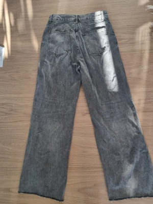 Gråa jeans - Ett par gråa jeans i fint skick