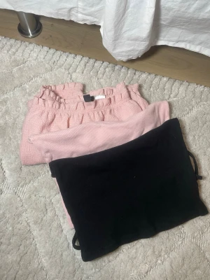 Pack med toppar 💕 - Pack med toppar 💕 Säljer ett fint topp-pack i bra skick. – Rosa topp från H&M i storlek XS, aldrig använd. – Svart linne från Monki i storlek XXS. – Rosa linne från Monki i storlek XXS. Perfekta till vardags och sommar! Pris kan diskuteras och jag postar oftast snabbt 📦 Skriv gärna om du har frågor eller vill köpa separat. 