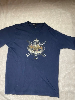 Ralph Lauren t-shirt - Ralph Lauren t-shirt | Mycket bra skick | Storlek 16/18 vilket ungefär motsvarar storlek S | Skriv till mig vid frågor‼️📩