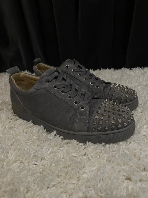 Loubs - Säljer nu dessa otroligt fräscha Loubs perfekta för vintern. Skorna är endast använda ett fåtal gånger och är därför i extremt bra skick, som ni kan se på bilderna. Strl 43,5 men passar mycket bra på 43🤩 Självklart äkta, dustbag ingår💫✨