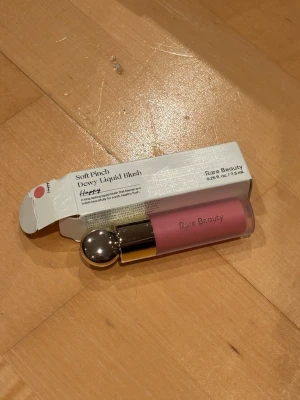 Rare Beauty Blush i färgen Happy - Säljer Rare Beauty Blush i färgen Happy. Helt ny, endast uttagen ur förpackningen för att fota. Nypris 325kr på Sephora.