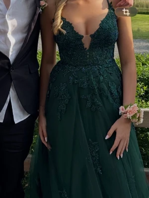 Mörkgrön Balklänning - Använd 1 gång så den är i bra skick, tyvärr är den smutsig där nere eftersom den är använd utomhus(kan skicka bild om de behövs). Klänningen är från Zapaka och kostar 1700(inklusive frakt)nypris! Skriv om ni har frågor! Jag är 170 och den är lite lång på mig men går nog att sy upp vid behov!💗pris går att diskutera