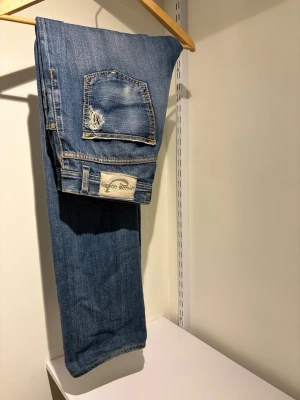 Jacob Cohen Style J610 - Jacob Cohen Style J610: Snygga blåa jeans i utmärkt skick.  Det enda anmärkningsvärda är slitningarna på bakfickorna, vilka enligt min mening endast bidrar till jeansens estetik.  Nypris: Cirka 5000 kr. 