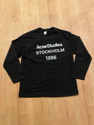 Acne Studios långärmad t-shirt tröja - Helt ny. Storlek M. Skriv privat vid fler frågor.