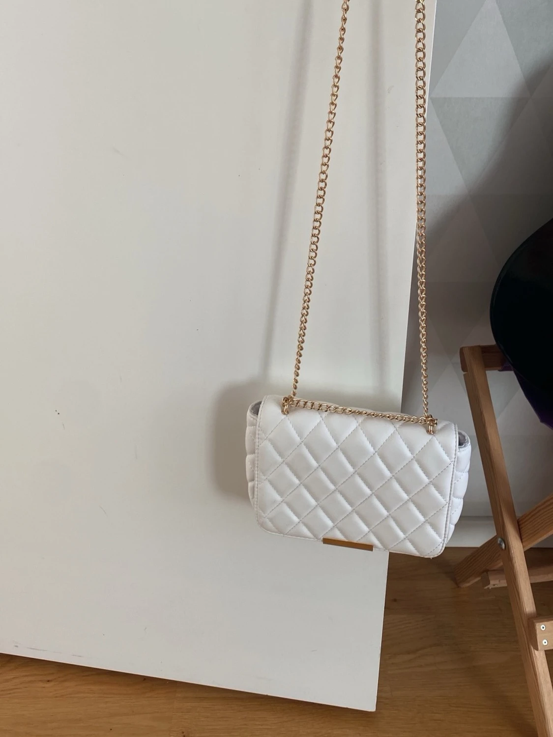 Vit quiltad axelväska med guldkedja