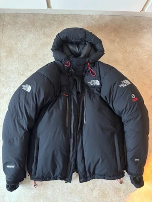 The North face - himalayan summit dunjacka - Säljer en The North Face Himalayan Summit Series dunjacka i helt perfekt skick (10/10). Jackan är i princip oanvänd och det finns inga tecken på användning överhuvudtaget.  Detta är en av The North Face mest tekniska och varmaste modellen, framtagen för extrema förhållanden men fungerar lika bra till vardags under kalla vinterdagar. Mycket hög kvalitet och lång livslängd.  Modell: Himalayan Summit Series Skick: 10/10 – som ny Äkta dunfyllning (Fyllnadsgrad 800) Vind- och vattenavvisande  Säljes 