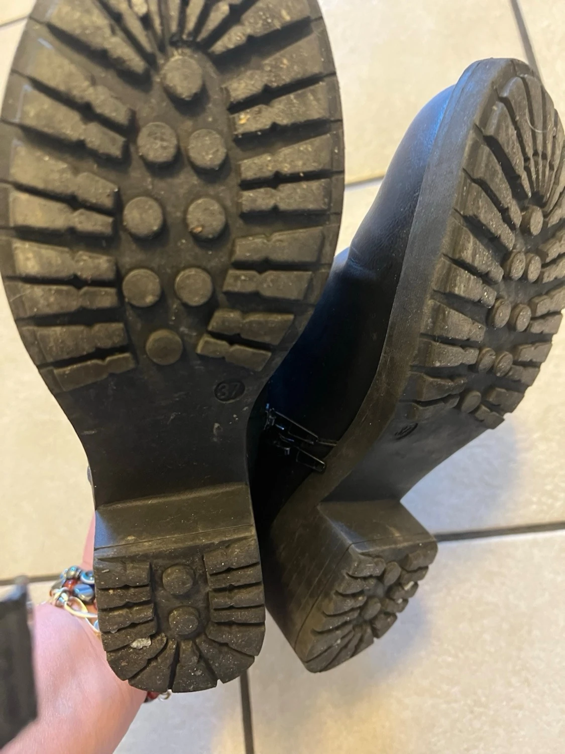 Svarta quiltade stövletter med spännen - 4