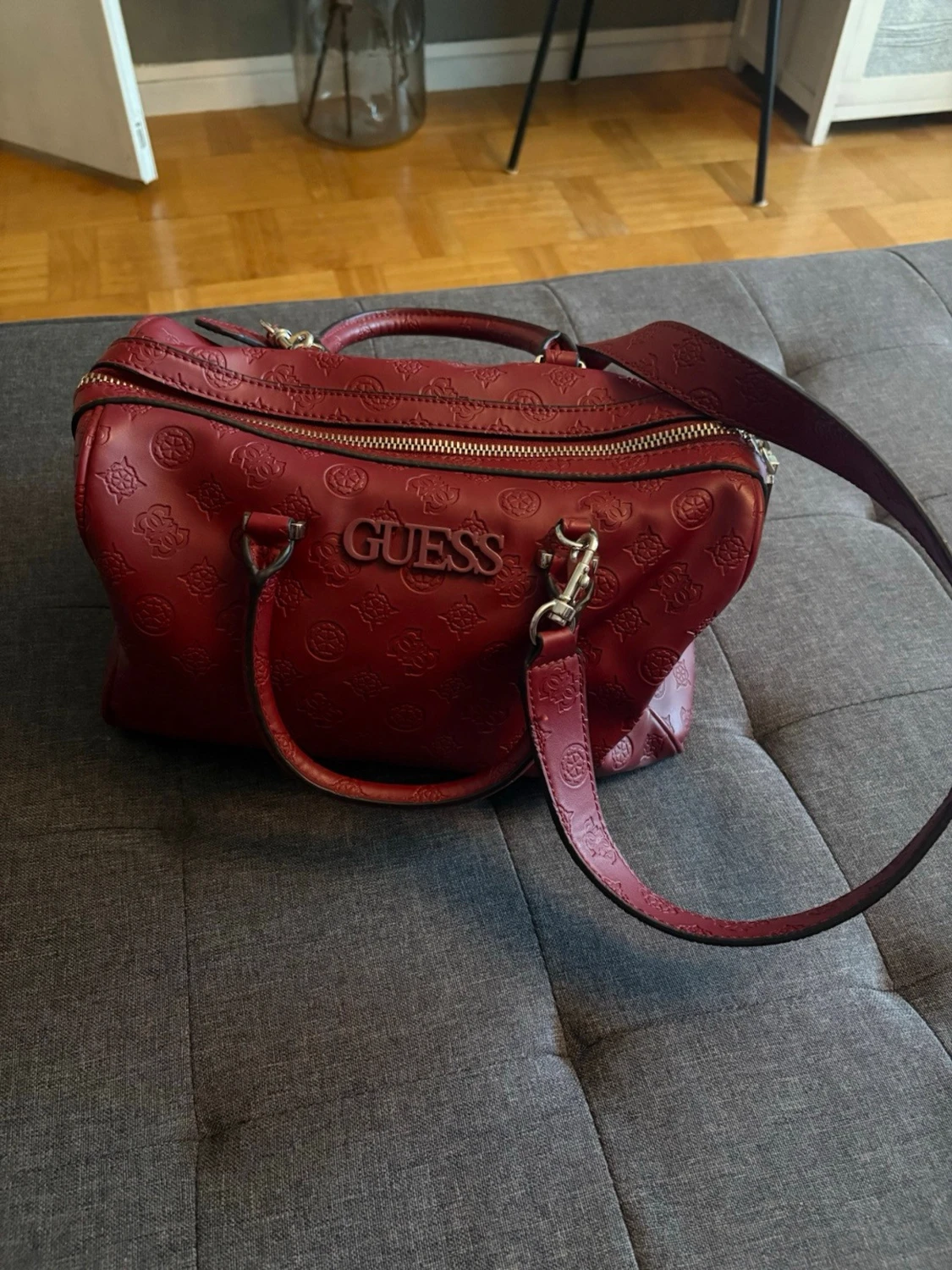 Vinröd handväska från Guess - 2