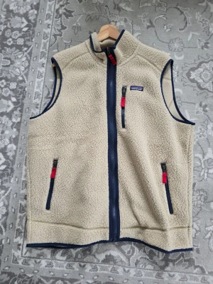 Patagonia fleece  - Snygg Patagonia fleece väst i beige. Den är I storlek XL och är I toppen skick. Hör av dig vid frågor!