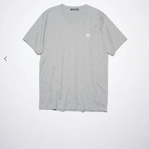 Acne T shirt - Säker min snygga acne t shirt då den inte längre används, nypris är 1400 men säljer nu för 500. Tröjan är i fint skick! Hör av dig vid frågor och fler bilder. Lånade bilder!! Paketpris på denna och mörkblå cdg tröjan kan vi lösa.