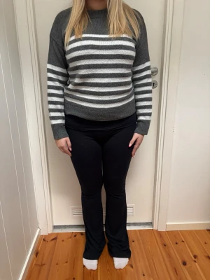 stickad telja - en randig stickad tröja, STORLEK M