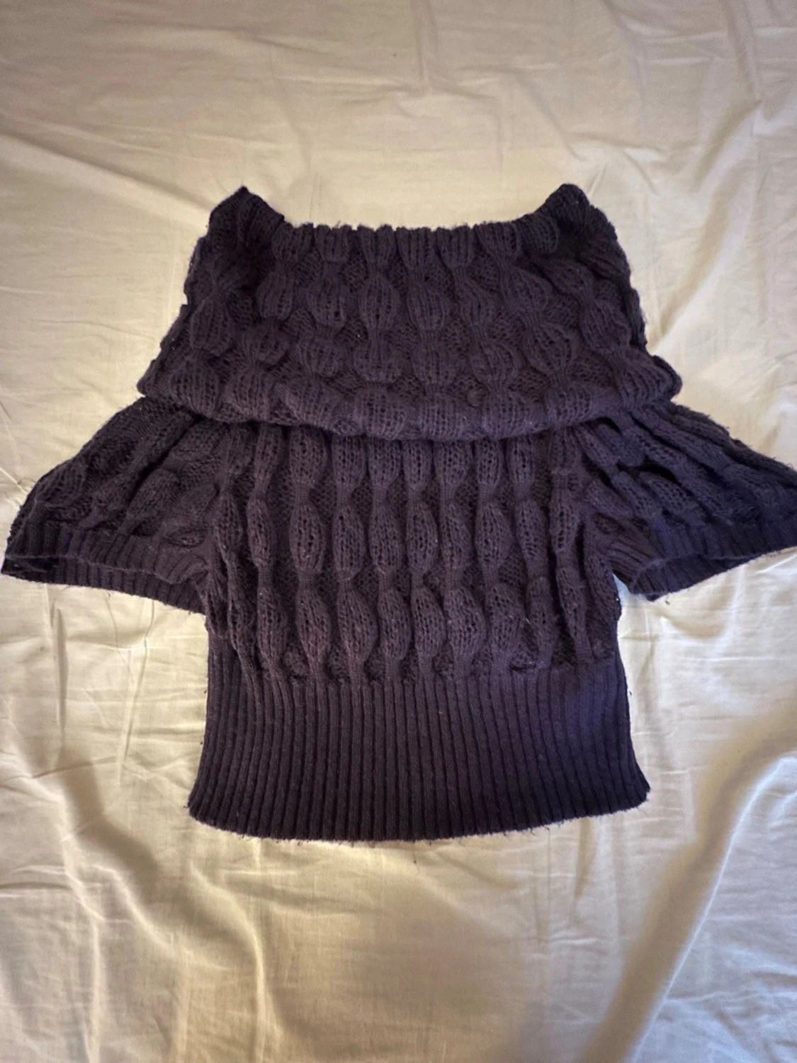 Mörklila off shoulder stickad tröja