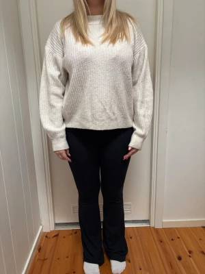 stickad vitt tröja - en enkel vitt stickad tröja. STORLEK S