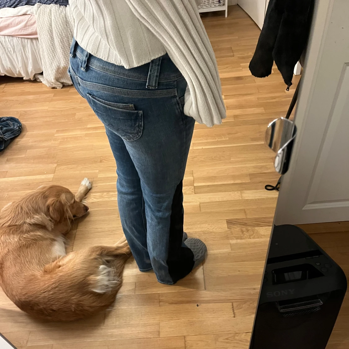 Blå jeans med svarta revärer - 1