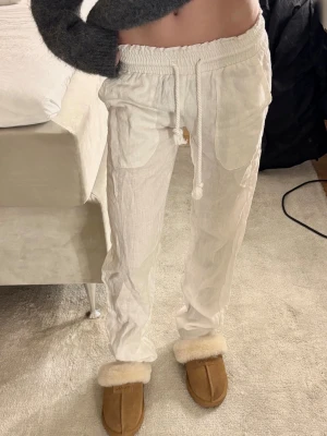 Vita Low-Waisted linnebyxor - XSS - Säljer ett par vita, low-waisted, stilrena linnebyxor från Skagen Clothing i storlek XXS. 100% linne. Byxorna är i mycket fint skick och har endast använts vid enstaka tillfällen, vilket gör dem i princip som nya.                                                 Nypris: 899 kr.