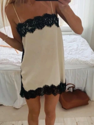 Zara linne  - Storlek m från Zara, nytt! Kan användas som både topp och klänning, framsida längd är 77,5cm