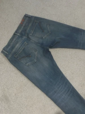 Dondup George Jeans med slitningar - Säljer nu dessa feta dondup jeans eftersom att de inte kommer till användning längre. De har lite slitningar mest vid knäet och lite under högra fickan. De är knappt använda kanske 10 gånger max så det är i nästan nyskick. Pris kan diskuteras. Hör gärna av dig vid frågor!