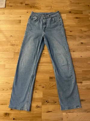 Djerf Avenue blue jeans (36-38) - Blå jeans från Djerf Avenue, stretchiga men stabila. Storlek 27 motsvarande 36-38. Sällan använda. Två sista bilderna är från Djerf avenues hemsida. Nypris: 1500 