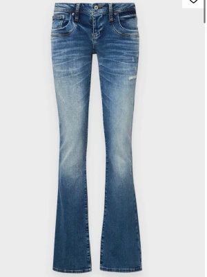 Ltb jeans bootcut - Snygga blå bootcut jeans från Ltb med slitningar och markerade sömmar. Uppsprätta vid benen (kolla bild) storlek 29x30 så passar 38/39. 