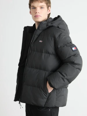 Dunjacka Tommy Hilfiger - Varm vinterjacka / dunjacka Essential Jacket från Tommy Jeans (Hilfiger) till kille i stl M. Köpt för 2790 kr på zalando. Färgen heter svart men jag upplever den som riktigt mörkt midnattsblå. Använd men i bra skick.