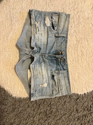 Lågmidjade jeansshorts - Från Tally Weijl, bra skick. Skriv privat för bilder på.🩷STORLEK: 34 motsvarar XS. Midjemått: 39cm rakt över midjan. 14,5cm från grenen till midjan.