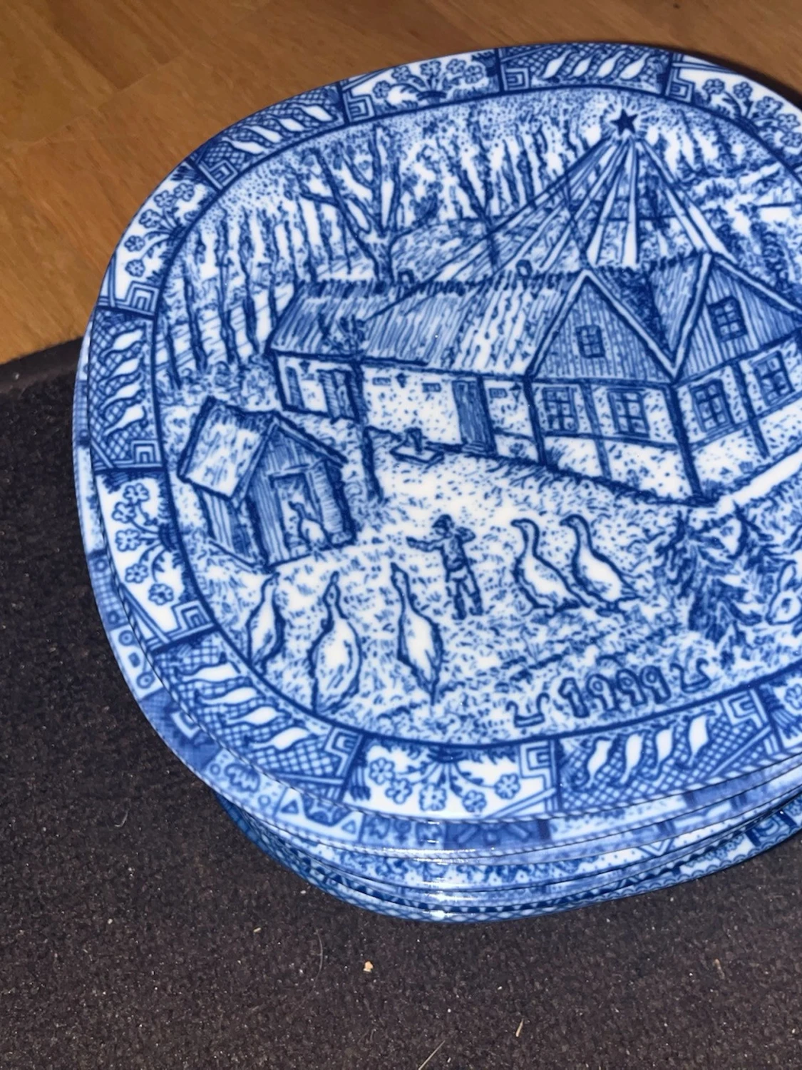 Blåvita tallrikar med motiv 1980 - 3