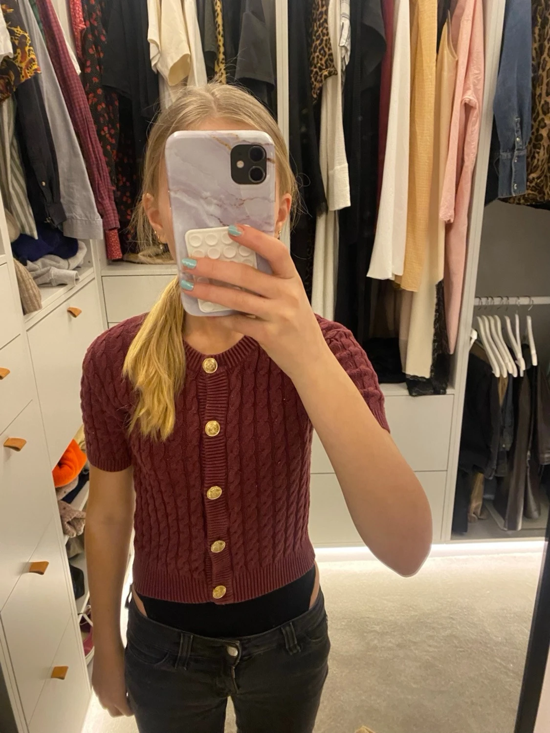 Vinröd kabelstickad kofta med guldknappar