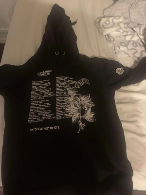 Moncler Hoodie: Storlek M barnmodell - Moncler Hoodie helt ny och icke använd och storlek 146-152 