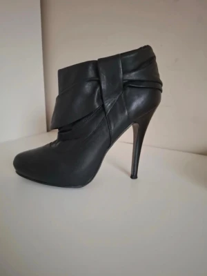 Svarta boots med högklack  - Snygga svarta stövletter med hög stilettklack. De har dragkejda på insidan och är väldigt bekväma att gå i! Kom tyvärr inte till användning och därför säljer jag dem. Skriv för frågor 💕