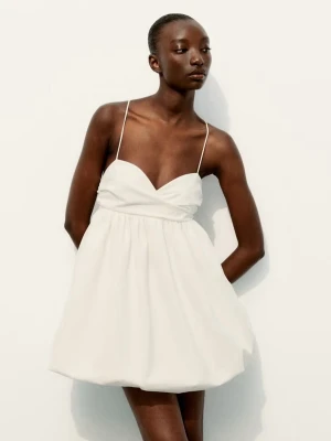 Vit kort klänning med tunna axelband - INTRESSEKOLL på denna klänningen från Zara! 💓 Så fin till studenten!!