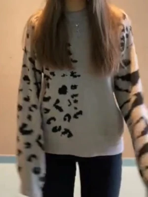 Stickad tröja  - Såå snygg unik stickad tröja använd få antal gånger ❤️❤️ 