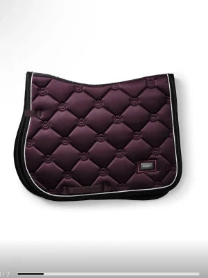 Matchande shabrak & tröja från Equestrian Stockholm - Säljer nu det finaste settet från Equestrian Sthlm. Både shabrak och tröja, nästan helt oandvända. Ser helt nya ut! I stl FULL, tröja i stl S. Färg: Black raven 800 för båda eller 500 per del