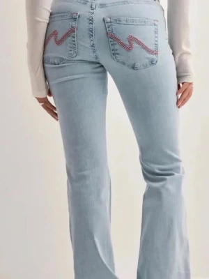 Nelly jeans  - Jag säljer mina Nelly jeans med broderi på fickorna då de aldrig används. De är i jättefint skick utan defekter de har bara används ett fåtal gånger.💕💕