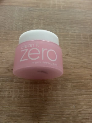 Clean It Zero rengöringsbalm rosa - Säljer en Clean It Zero original cleansing balm. Balmet har en krämig konsistenssom är perfekt för att ta bort smink och rengöra huden. Säljer den då den inte passade mig och är endast testad en gång 