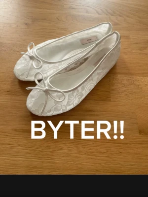 Vita spetsballerinaskor från Nelly - Byter dessa i storlek 37 mot ett par i storlek 36 då de var för stora för mig 💞bara använda en gång och ser därför lite använda ut på undersidan av dem💞 hör av dig om du är intresserad!