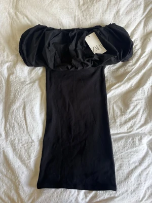 Klänning Zara - Svart offsholder klänning från Zara.