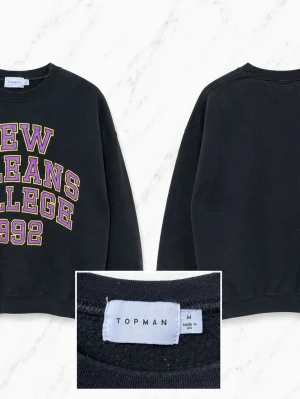 Topman College Sweatshirt - Snygg och trendig sweatshirt från Topman med cool “New Orleans College 1992”-design framtill i lila och gul detalj. Perfekt för en avslappnad streetwear-look eller till vardags.  ✔️ Märke: Topman ✔️ Storlek: M ✔️ Färg: Svart ✔️ Skick: Bra skick ✔️ Mjuk och bekväm passform ✔️ Stilren oversized/college känsla  Passar perfekt med jeans, cargos eller sweatpants