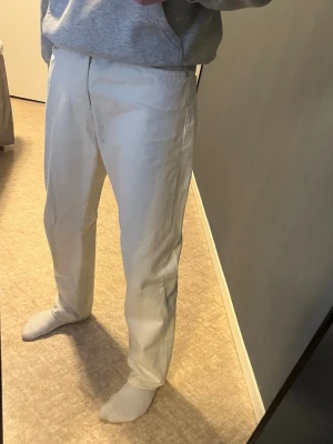 Vita jeans från Weekday - Säljer ett par vita jeans från Weekday i modellen Space Relaxed Straight. Jeansen har klassisk femficksdesign och är tillverkade i bomull. Perfekta för en clean och stilren look.