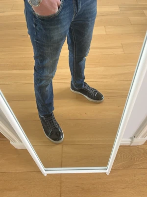 Lee Jeans  - Tjena, säljer ett par Lee jeans i storlek 30/32, jeansen är i mycket bra skick! Hör gärna av dig om du har några frågor!