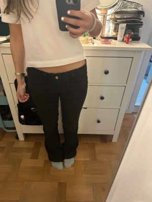 Svarta weekday jeans - Säljer mina svarta weekday booty bei jeans då dem är för långa på mig! Dem är i strl 29/32 men är mindre i strl så skulle säga att dem är som 34/S i midjan! 