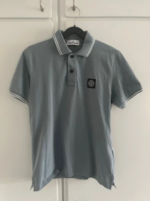 Stone Island  - Säljer min stone Island piké då jag har vuxit ur den. Finns inga skador eller märken på pikén.