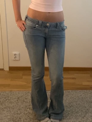 True religion jeans - Super snygga ljusblå bootcut jeans från True Religion med låg midja och klassiska fickdetaljer. 