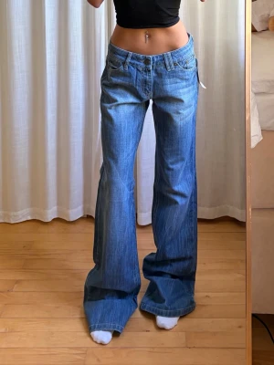 Baggy jeans - midja: 38 innerbenslängd: 89 jag är ca 165cm! 